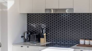 Jääkaappi, mikroaaltouuni, uuni, liesi