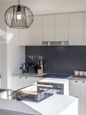 Jääkaappi, mikroaaltouuni, uuni, liesi