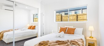 Convenient Brandnew 4 Beds House, 5 mins to mall