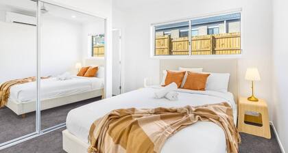 Convenient Brandnew 4 Beds House, 5 mins to mall