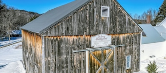 The Farm @ Worthley Pond, Farmhouse, Private Beach, hot tub, sauna