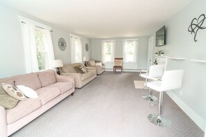 Smart TV, books - The Farm @ Worthley Pond, Farmhouse, Private Beach, hot tub, sauna (Peru)