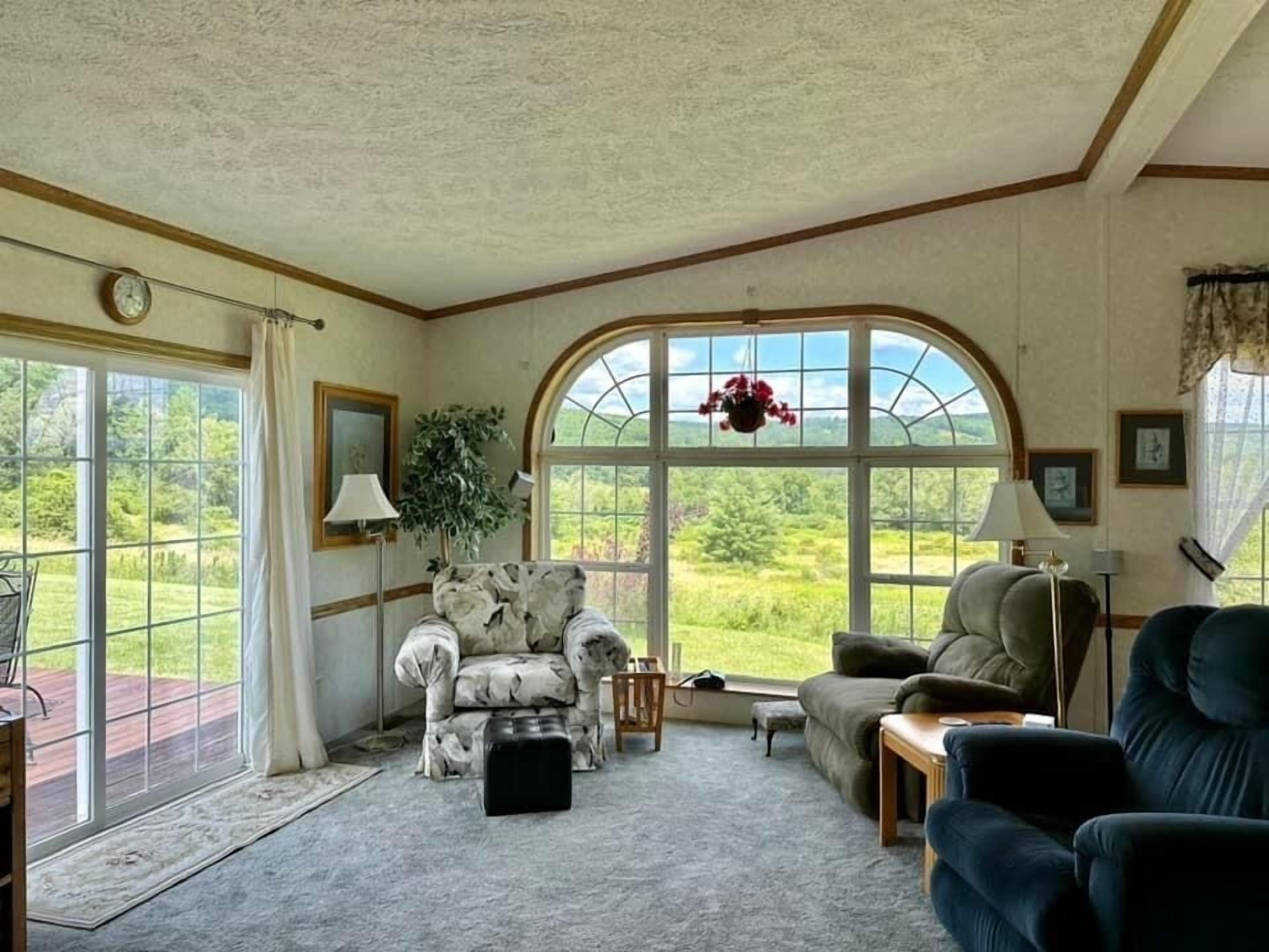 Country retreat - 3-bd rm house on picturesque horse farm with WiFi, AC & views
