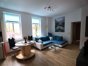 TV, DVD player, ping pong - Apartment 'Willkommen Am Roten Stein' with Private Pool, Private Terrace and Wi-Fi (Ilmenau)