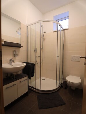 Shower, towels - Apartment 'Willkommen Am Roten Stein' with Private Pool, Private Terrace and Wi-Fi (Ilmenau)