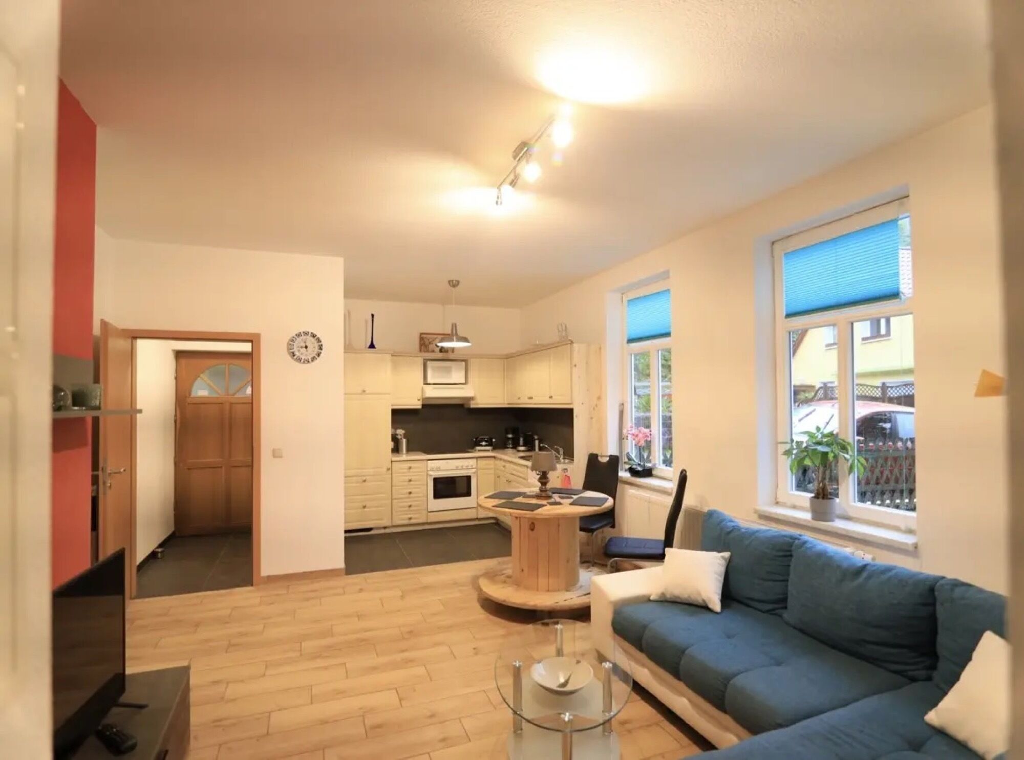 Televisie, een dvd-speler en een tafeltennistafel