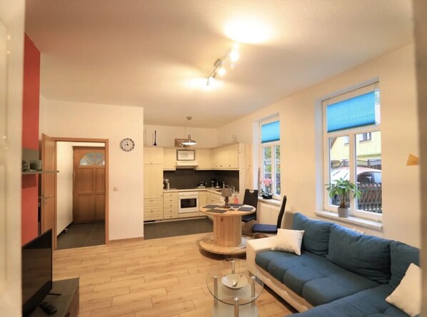 Fernseher, DVD-Player, Tischtennisplatte