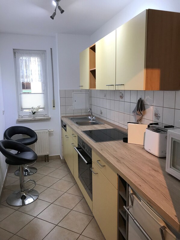 Fridge, microwave, oven, stovetop - Apartment 'Am Goldenen Löwen' with Private Terrace, Private Garden and Wi-Fi (Bobritzsch-Hilbersdorf)