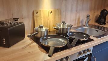 Kühlschrank, Mikrowelle, Ofen, Herdplatte