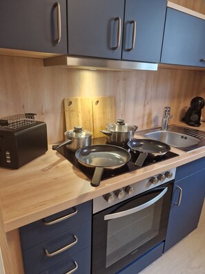 Fridge, microwave, oven, stovetop - Apartment Eschenweg incl. balcony with garden view, bed linen and towels (Bad Harzburg)