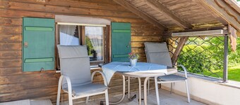 Vacation home 45 sqm, for 2 pers., bedroom, living room, kitchen, south-facing terrace, large balcony. Sunbathing lawn, quiet location with mountain views.