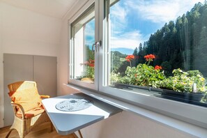 Interior - Apartment 'Ferienwohnung 1 Talblick' with Mountain View, Shared Terrace and Wi-Fi (Oppenau)