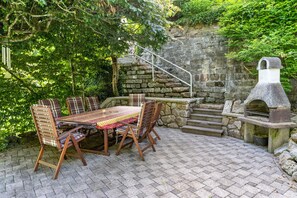 Outdoor dining - Apartment 'Ferienwohnung 1 Talblick' with Mountain View, Shared Terrace and Wi-Fi (Oppenau)