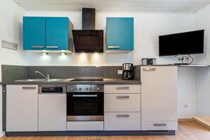 Frigorífico, microondas, horno y placa de cocina