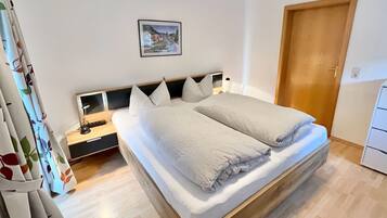 1 habitación, tabla de planchar con plancha, wifi gratis y ropa de cama