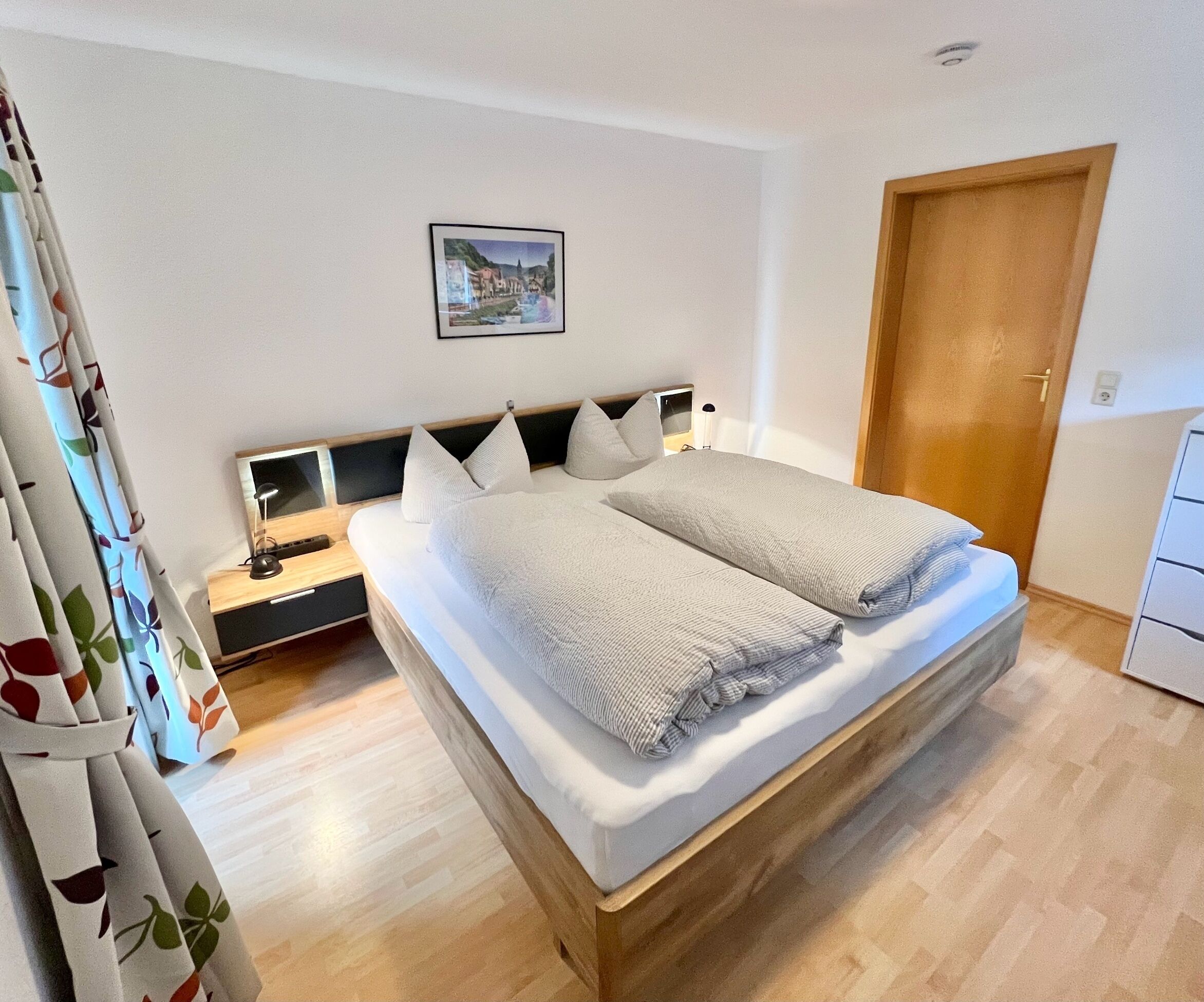 1 habitación, tabla de planchar con plancha, wifi gratis y ropa de cama 