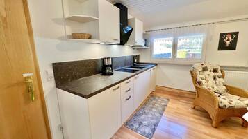 Frigorifero, microonde, piano cottura, lavastoviglie