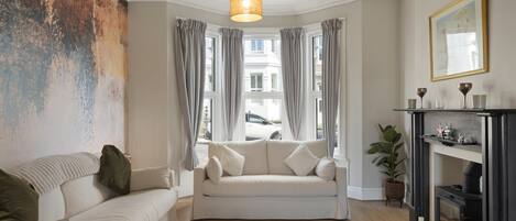 Televisio, takka, työhuone