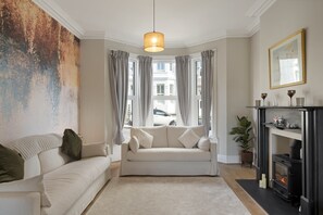 TV, fireplace, offices - Beautiful Victorian Home in Plymouth (Plymouth)