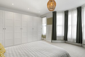 2 bedrooms, iron/ironing board, WiFi, bed sheets - Beautiful Victorian Home in Plymouth (Plymouth)