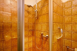 Douche, sèche-cheveux, serviettes fournies