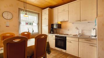 Een koelkast, een magnetron, een oven, een kookplaat