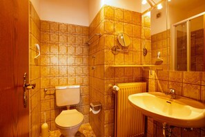 Dusj, hårføner og håndklær