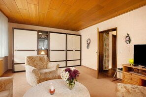 TV - "Haus zur Laterne" with Mountain View, Shared Garden and Wi-Fi (Willingen (Upland))