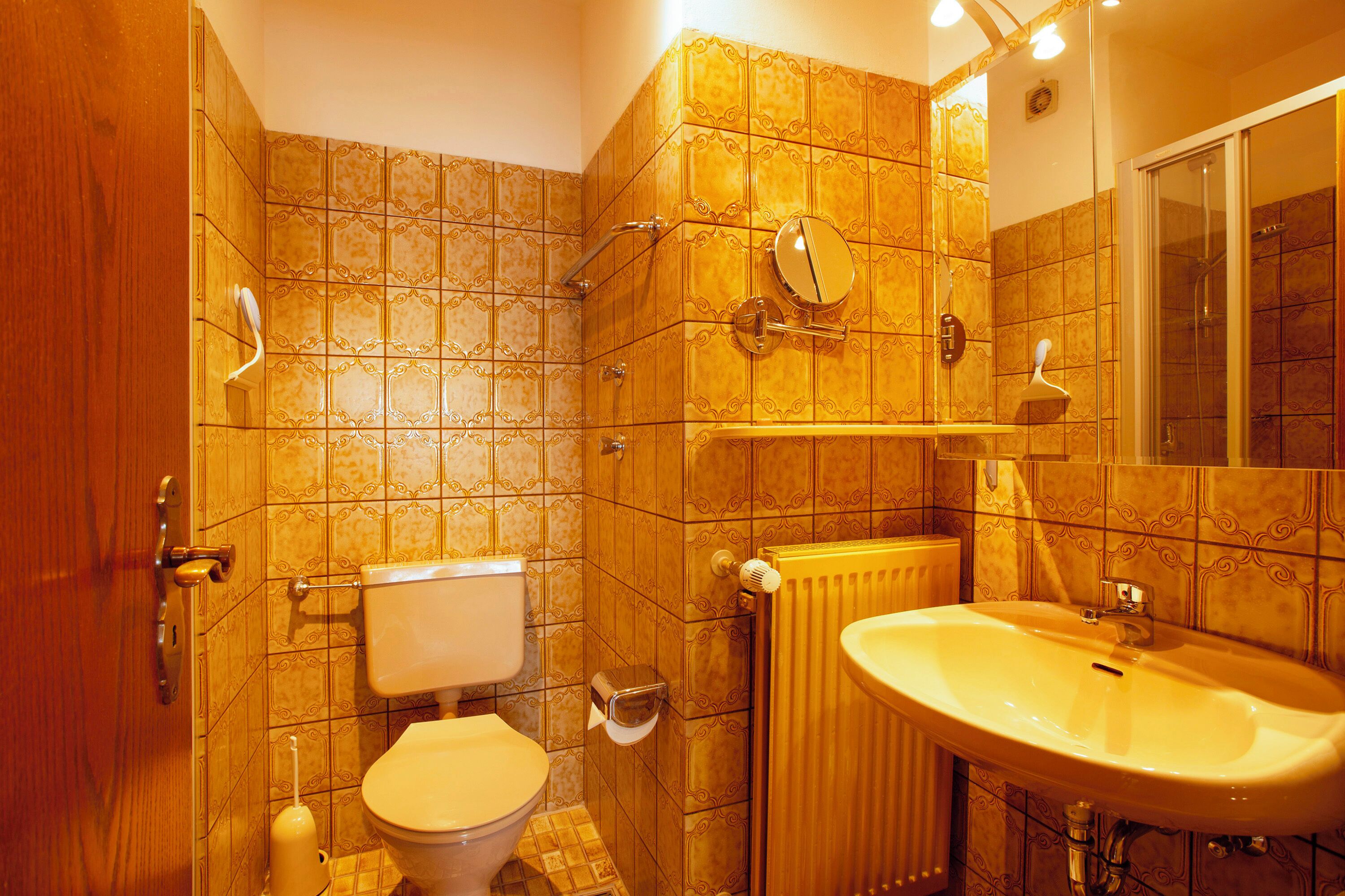 Douche, séchoir à cheveux, serviettes fournies