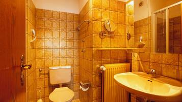 Douche, séchoir à cheveux, serviettes fournies