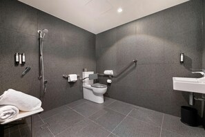 Regadera, secadora de cabello, toallas 