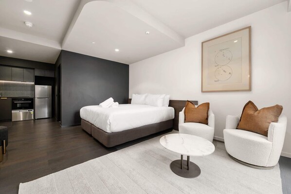 Tabla de planchar con plancha, wifi y ropa de cama 