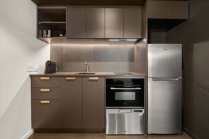 Réfrigérateur, four à micro-ondes, surface de cuisson, lave-vaisselle