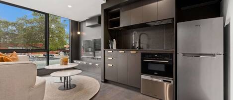 Refrigerador, microondas, horno y parrilla de estufa