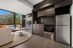 Fridge, microwave, oven, stovetop - Elegant Studio with Parking (Braddon)