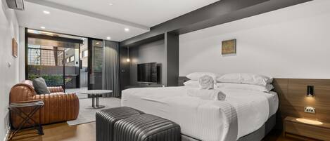 Tabla de planchar con plancha, wifi y ropa de cama