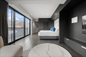 Tabla de planchar con plancha, wifi y ropa de cama