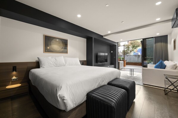 Tabla de planchar con plancha, wifi y ropa de cama