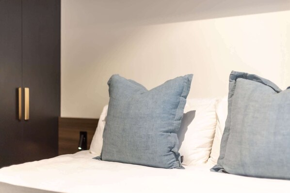 Tabla de planchar con plancha, wifi y ropa de cama 