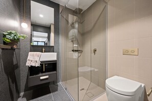 Douche, sèche-cheveux, serviettes fournies