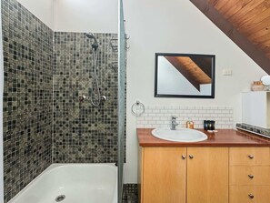 Een douche, een haardroger, handdoeken