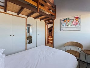 2 bedrooms, bed sheets - 'Broulee Break' -2-Bed Beach House with Games Room (Broulee)