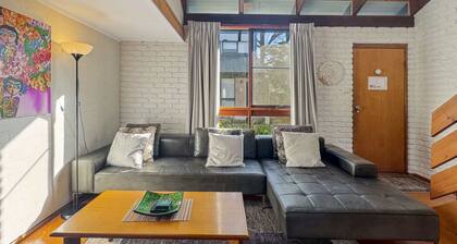 'Broulee Break' -2-Bed Beach House with Games Room