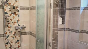 Douche, sèche-cheveux, serviettes fournies