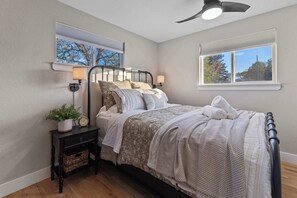 4 habitaciones, tabla de planchar con plancha, cuna de viaje y wifi 