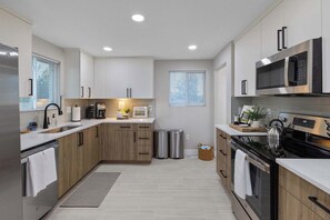 Fridge, microwave, oven, stovetop - The Denver Retreat: Game Room & Hot Tub & Family (Denver)