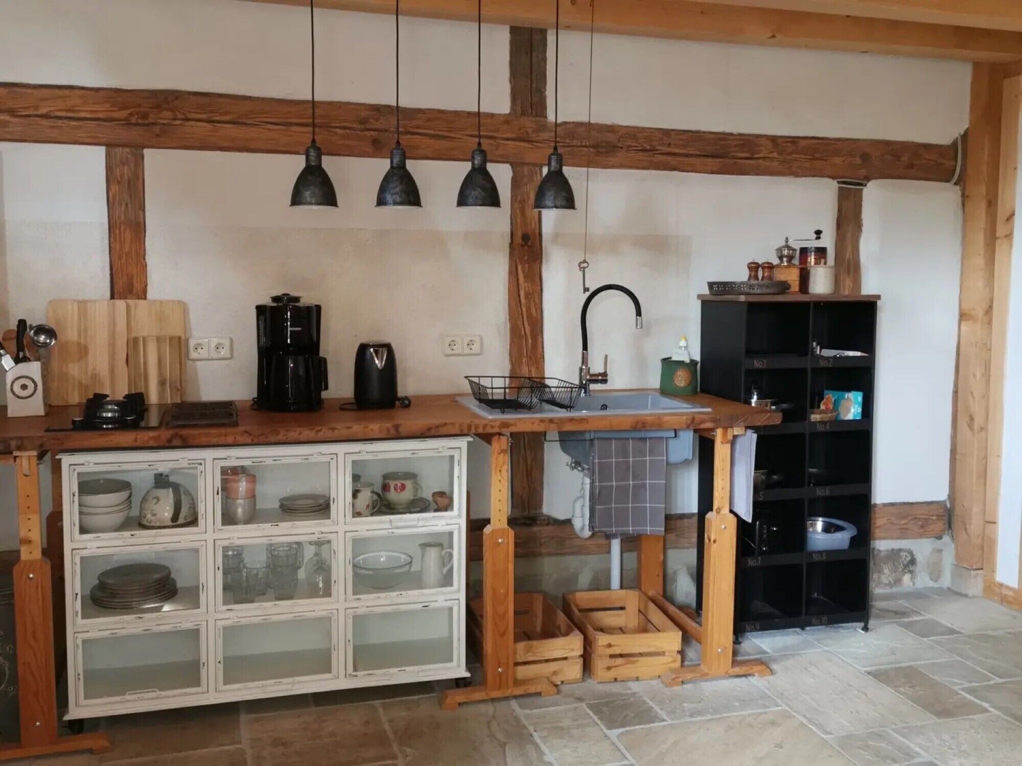 Réfrigérateur, plaque de cuisson, cafetière/bouilloire