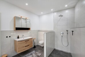 Shower, hair dryer, towels - Apartment 'Ferienwohnung Rheinschlendern' with Shared Terrace and Wi-Fi (Rüdesheim am Rhein)