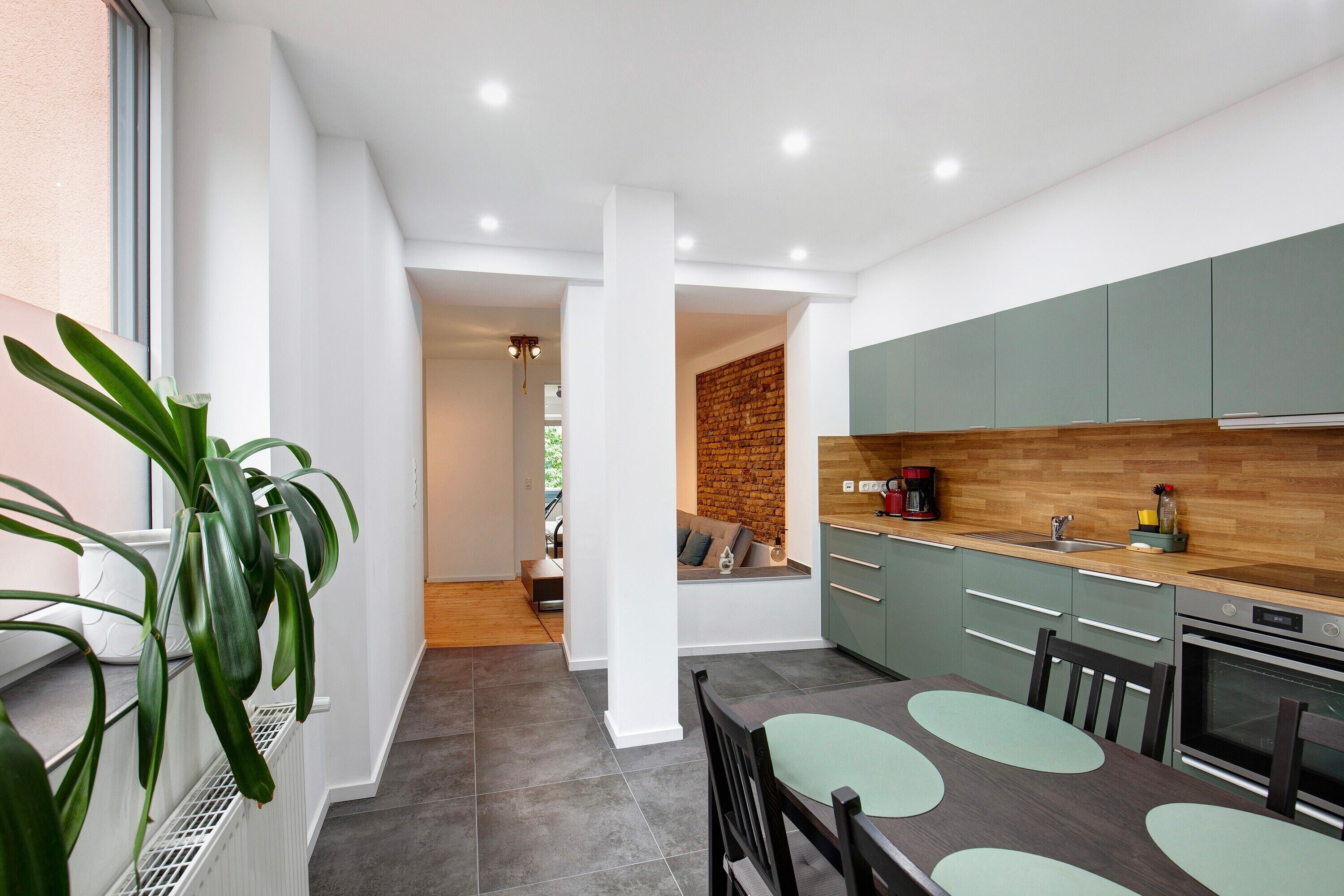 Fridge, oven, stovetop, dishwasher