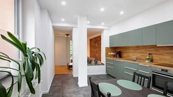 Fridge, oven, stovetop, dishwasher